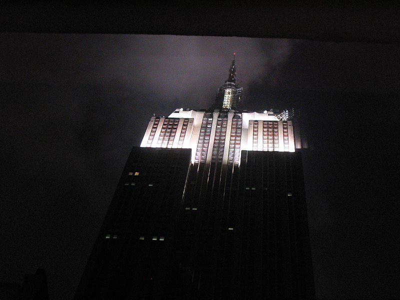 Fichier:Empire State Building at Night New York City November 2003.jpg