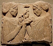 Dos mujeres luciendo el cecrífalo en una estela, mármol de Paros, alrededor de 470-460 a. C. Museo del Louvre.