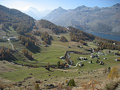 Débouché de la vallée avec le village de Platta ; au fond à droite le lac de Sils.