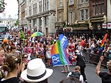 Bandeira arco-íris de duplo-Vênus em parada London Pride [en], Inglaterra, 2011