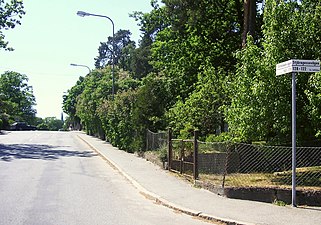 Götalandsvägen utgör stadsdelens södra gräns.