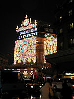 Galeries Lafayette Boulevard Haussmannilla Pariisissa, joulu 2004.