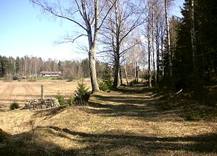 En övergiven bit av vägen vid sjön Tullan, t.v. står milstolpen