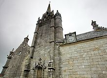 Vue de l'ouest, en contre-plongée du clocher-mur. Il n'a ni fenêtre ni porche.