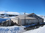 Hütte am Kap Evans, Ross-Insel, errichtet im Januar 1911 durch die britische Terra-Nova-Expedition 1910–1913 unter der Führung von Kapitän Robert Falcon Scott. Wiederhergestellt im Januar 1961 von der Antarktis-Abteilung des neuseeländischen Ministeriums für wissenschaftliche und industrielle Forschung. Die Hütte ist Bestandteil des besonderen antarktischen Schutzgebiets ASPA-155.