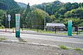 深倉駅。BRT専用道上に新設されている。右に添田方面、左に日田方面のりば。