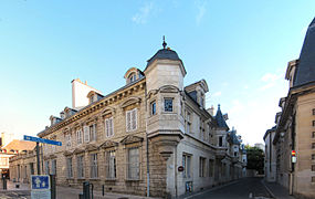 Vue de l'angle des rues Amiral Roussin et J-B Liégeard