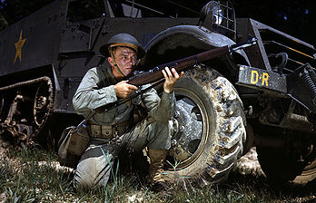 Un fantassin américain de la Seconde Guerre mondiale, agenouillé près d’un Halftrack M3, tenant en joue un fusil Garand. Photographie prise au Fort Knox, Kentucky, États-Unis en juin 1942. (définition réelle 8 250 × 5 316)