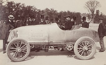 Jacques Salleron al volante de un Mors Z en la salida...