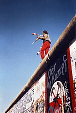 10/11: Malabarista sobre el mur de Berlín