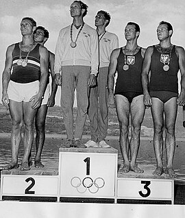 Miesten kajakkikaksikoiden 1 000 metrin mitalistit Rooman olympialaisissa 1960. Ruotsin Gert Fredriksson ja Sven-Olov Sjödelius seisovat korkeimmalla korokkeella.