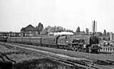 Lokomotive 6240 City of Coventry 1948 noch in LMS-Farbgebung und -Beschriftung auf der Fahrt von Carlisle nach London Euston nördlich von Wembley