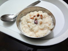 Le traditionnel kheer au riz, semblable au riz au lait.