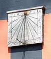 Kamienny zegar słoneczny z 1653 roku na kościele