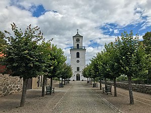 Kirche von Jämshög in der Frontalansicht mit Zuwegung