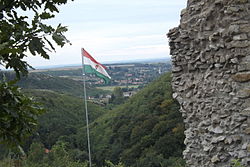 Kilátás Latorvárból az alatta fekvő völgyre és Sályra.