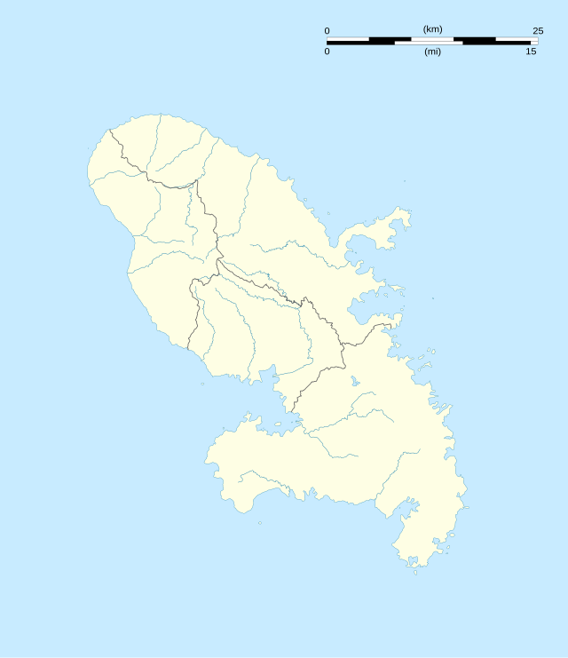 Mapa konturowa Martyniki, blisko centrum na lewo znajduje się punkt z opisem „Fort-de-France”