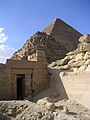 Vue de l'entrée du mastaba de Khoufoukhaf II avec derrière la pyramide d'Hénoutsen et en arrière plan la pyramide de Khéops