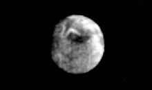 Спутник Миранда, увиденный «Вояджером-2». Видно контрастный венец Инвернесс