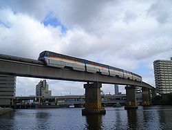 芝浦を通過する東京モノレール