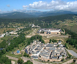 Luchtfoto van Mont-Louis, met op de voorgrond de bovenstad en daarachter de citadel. Linksonder staat de zonne-oven (het blauwe blokje)