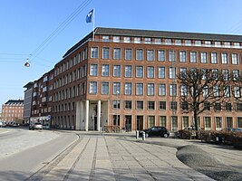 朱利叶斯·汤姆森广场东侧的尼尔斯·布劳克哥本哈根商学院（英语：Niels Brock Copenhagen Business College）