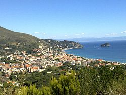 Panorama Spotorna s ostrovem Isola di Bergeggi.