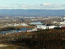 Staustufe Augst-Wyhlen. Stauwehr, Kraftwerk Wyhlen, Unterwerk Wyhlen. Panorama Blick von der vorderen Wartenberg Ruine in Muttenz zur Staustufe Augst-Wyhlen