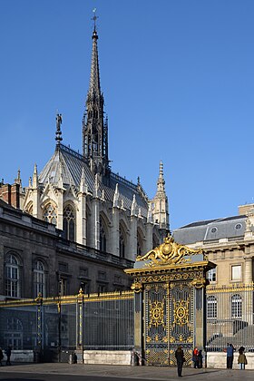 Vista do portão de acesso ao Pátio de Maio no Palácio da Justiça de Paris, França. Ao fundo, a Sainte-Chapelle. (definição 3 482 × 5 223)