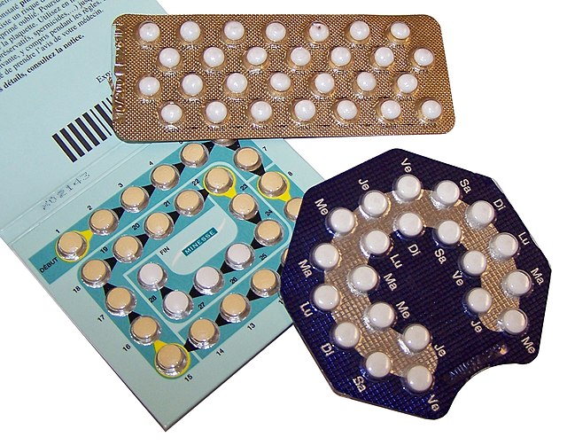 ثلاثة أنواع مختلفة من حبوب منع الحمل بترتيب محدد حسب أيام الشهر