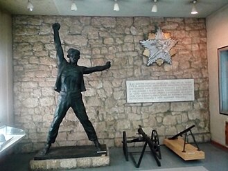 Споменик Позив на устанак, рад вајара Војина Бакића у Војном музеју у Београду