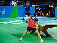 Tischtennis-Viertelfinale der Frauen 2016: Kim Song-i (blau) schlägt Yu Mengyu aus Singapur