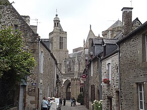 Улица в центре города с видом на кафедральный собор
