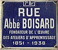 Plaque de rue avec le nom simplifié « Rue Abbé-Boisard ».