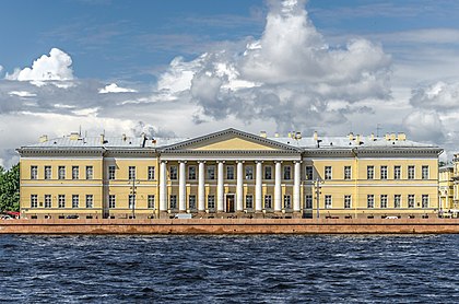 Edifício da Academia de Ciências da Rússia, em São Petesburgo, Rússia, por Giacomo Quarenghi. (definição 4 200 × 2 780)