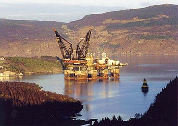 De Thialf in een Noors fjord met de Fulmar SALM-boei in 1998.