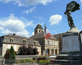 Monument aux morts, mairie, musée de Préhistoire et église