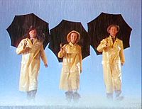 Gene Kelly, Debbie Reynolds y Donald O'Connor en el trailer de la película.