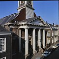 Voorzijde kerk met vier Ionische zuilen en een fronton