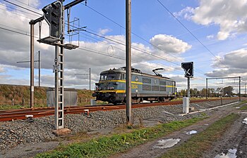 Spoorlijn 51A in de buurt van Lissewege. Links: de spoordijk met spoorlijn 51B/1 of "Boog van Ter Doest". Locomotief 2634 heeft zopas een autotrein naar Zeebrugge gebracht en keert nu terug richting Brugge.