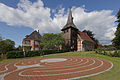 Kirche mit Pastorat und neuem Kirchhof