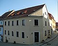 Wohnhaus in geschlossener Bebauung und Ecklage (mit Anbau)