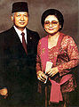 Foto resmi Presiden Soeharto bersama istri, 1988.