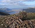 Der Gipfelcairn des Ruadh Stac Mòr, im Hintergrund der Fionn Loch