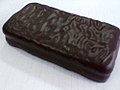 טים טאם הוא דוגמה לחטיף המכיל ביסקוויטים מצופים שוקולד. לעיתים הוא נחשב כביסקוויט, ולעיתים כעוגייה.