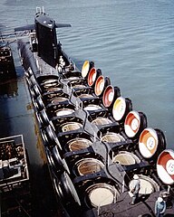 L'USS Sam Rayburn (SSBN-635) montrant ses tubes pour missile Polaris ouverts, chantier de Newport News, 1964.
