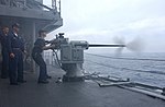 En M242 Bushmaster ombord på USS Bunker Hill.