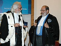 Umberto Eco, universitaire connu et reconnu, ici nommé docteur honoris causa de l’université de Reggio Calabria (2005)