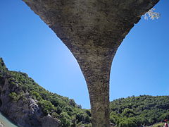 November: Die Ura e Kadiut, eine osmanische Steinbrücke, überquert die Lengarica