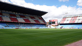 Vue intérieure des tribunes ouest (à gauche) et nord (à droite) du stade.